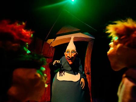Imagen Katua&Galea traen hasta el Teatro Juan Bravo a 'La bruja rechinadientes' para pasar un domingo de miedo en familia