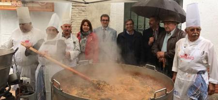 Imagen Unas 1.500 raciones de garbanzos con chorizo se repartieron en la Feria de Cantimpalos